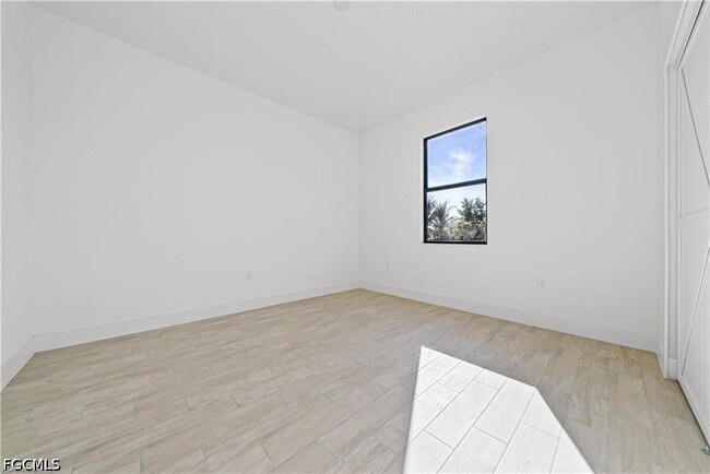 Building Photo - 2222 Kenneth Ave S