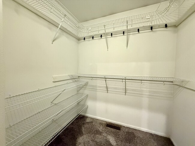 Building Photo - 718 Indianola Ave