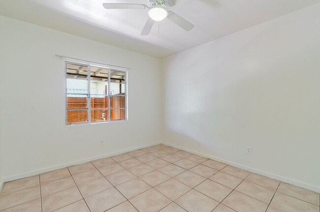 Building Photo - Classic Tucson Bungalo located just blocks away from University of Arizona Campus!