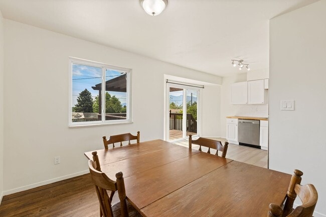 Building Photo - 4 bedroom with large backyard