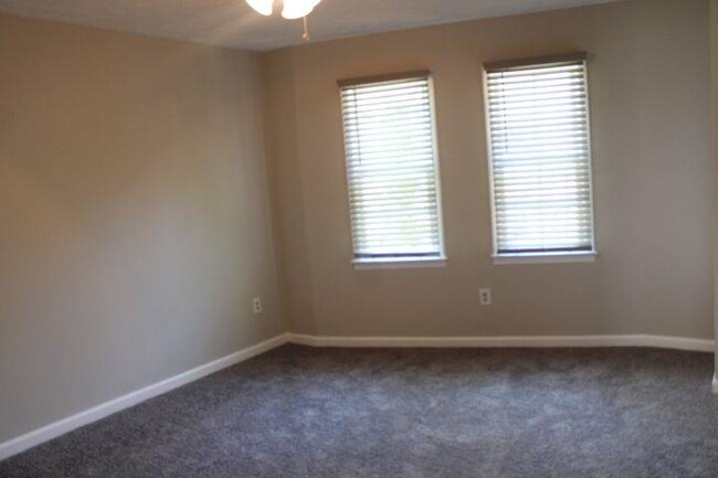 Building Photo - 257 Omega Dr