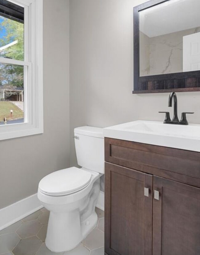 Hall Bathroom - 1675 Bouldercliff Ct SE