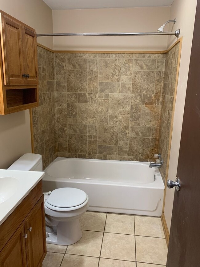 Building Photo - 2 bedroom 1 bath house by City Park