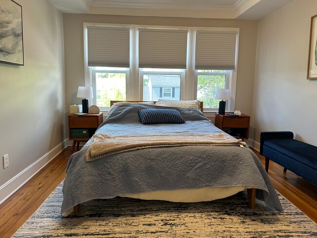 Building Photo - Updated 4 Bed 3 Bath Highlands Bungalow