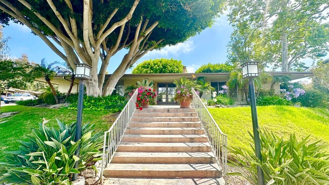 Building Photo - Light, Bright, and Lovely Ground Level Con...
