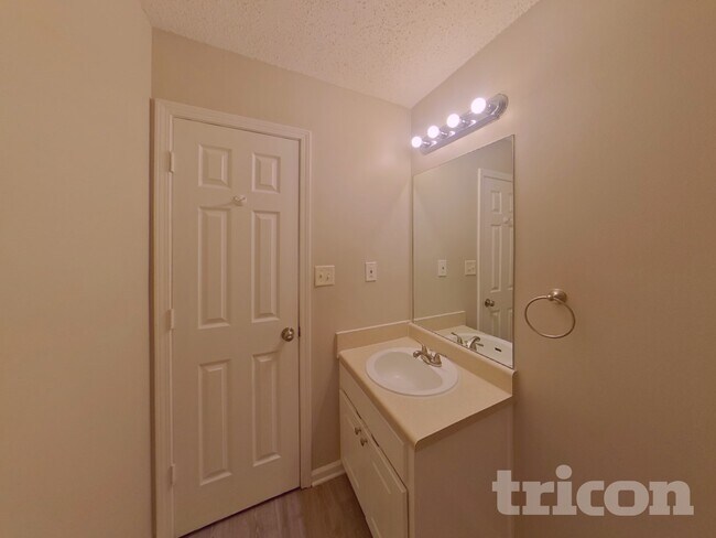 Building Photo - 2024 Meadow Glen Cir