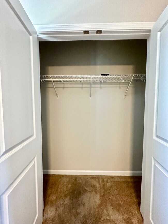 Building Photo - Beautiful 4 bedroom, 3 bath townhome end u...