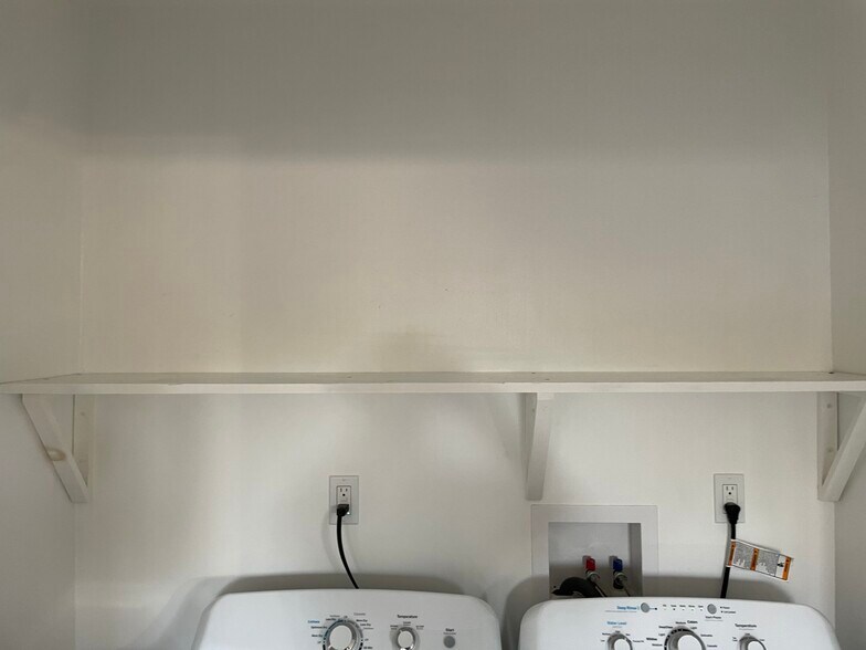 Building Photo - 265 E 69th Way