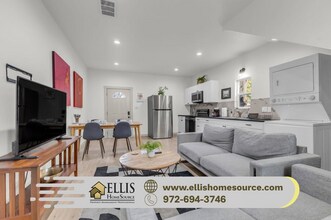 Building Photo - Stylish Furnished Home with Yard & All Bills Included