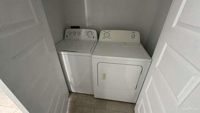 Building Photo - 18 Valeria St