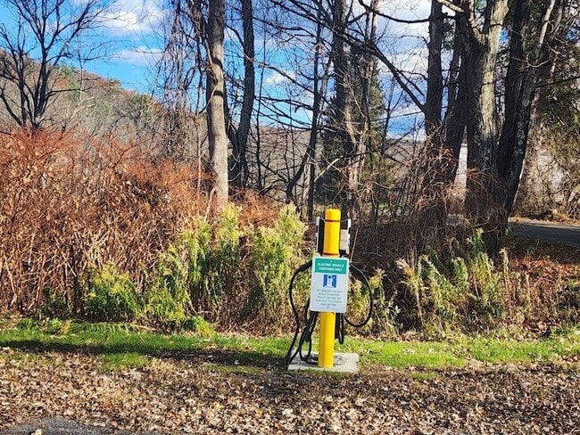 Building Photo - 832 W Fulton Rd