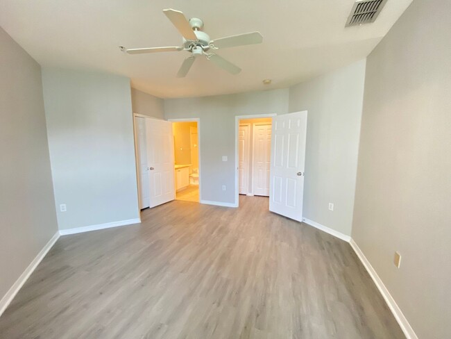Building Photo - Beautiful 1/1 Condo in the Gated Community...