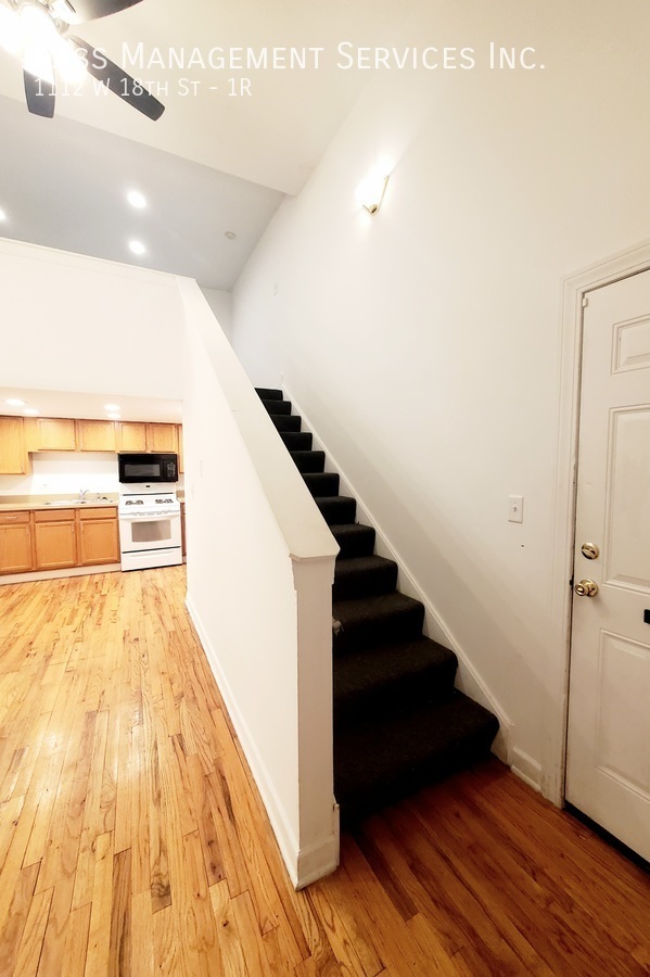 Building Photo - Spacious Pilsen 2 bedroom 1 bath with bonu...