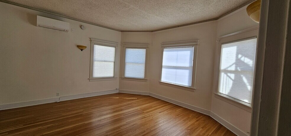 Bedroom 1 with split unit - 218 1/2 N Kenmore Ave