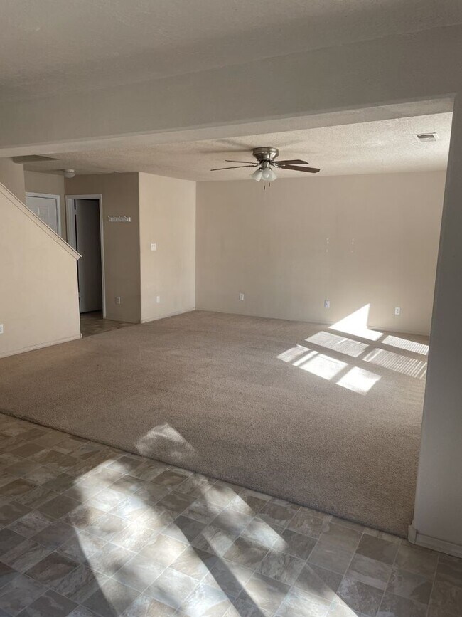 Building Photo - Convenient Westside location!