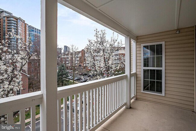 Building Photo - 1504 Lincoln Way