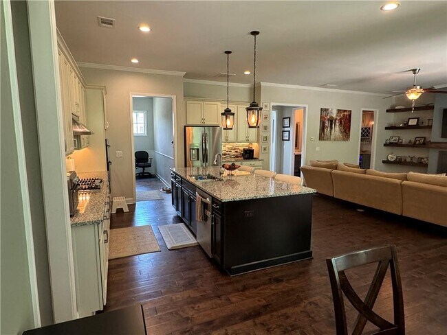 Building Photo - 512 Edgewater Dr