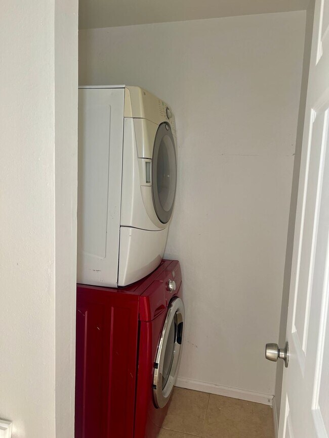 Building Photo - 1 bed Condo Available in SouthWest Denver! Top Floor!