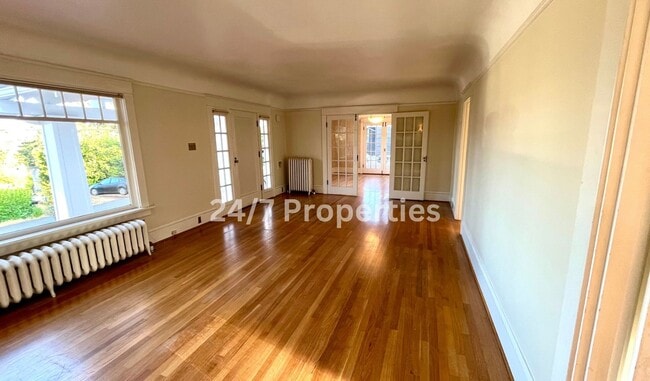 Building Photo - Unique Large 3BD I 2BA Home - Near Gabriel Park!