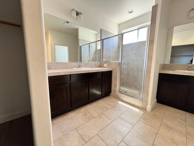 Building Photo - Large 4-bedroom home in Green Valley Estat...