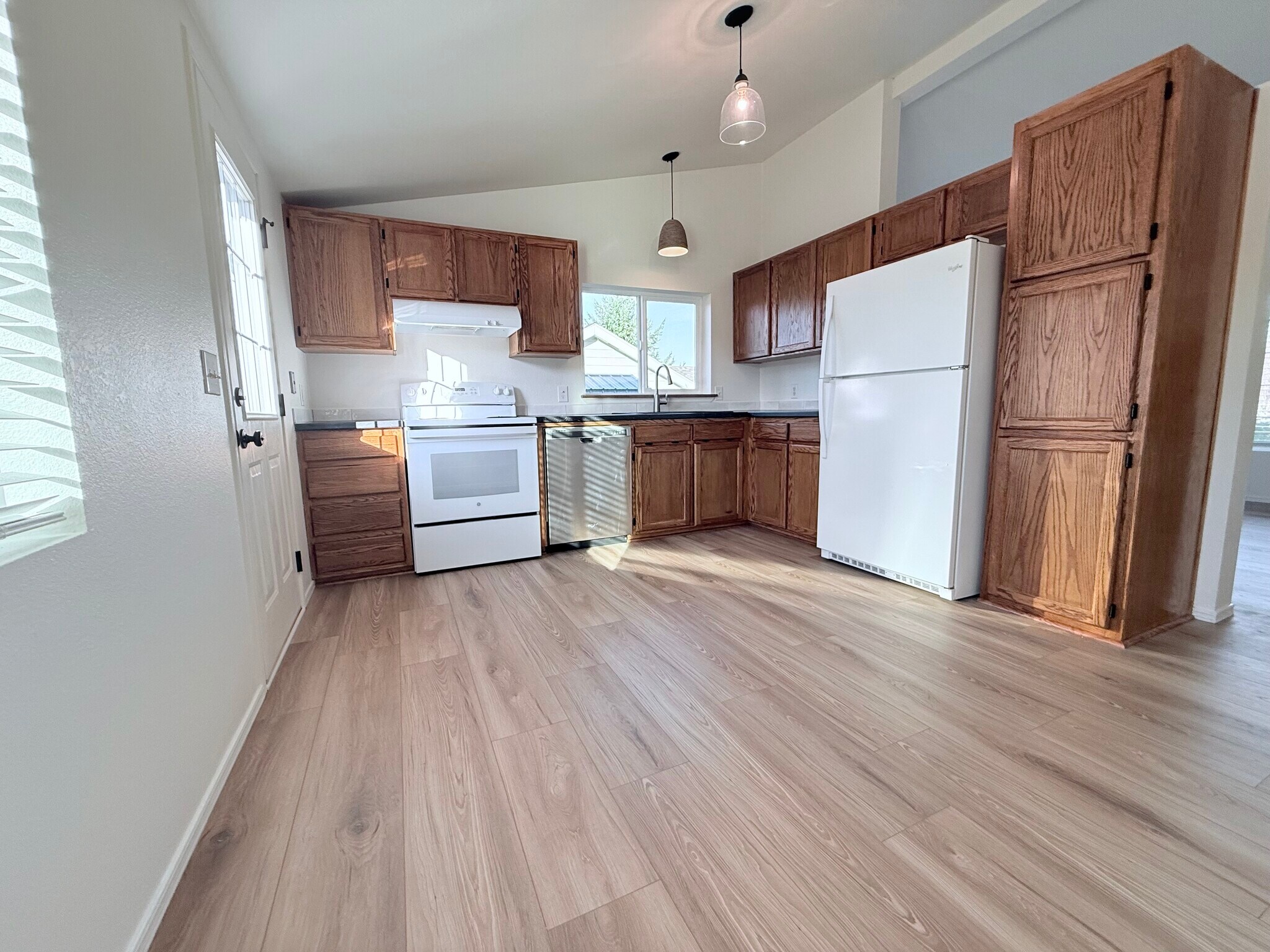 Building Photo - 571 SE Mountain View Rd