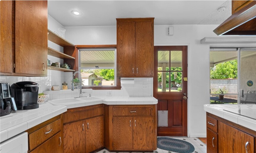 Kitchen with natural light - 1419 S 4th Ave