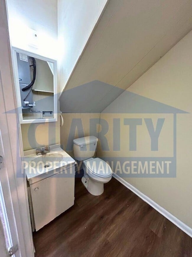 Building Photo - Two bedroom apt near Cleveland State!