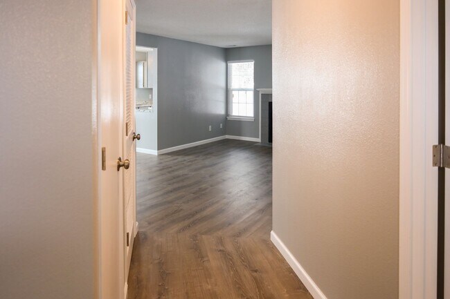 Building Photo - Beautiful Remodeled Condo near Palmer Park