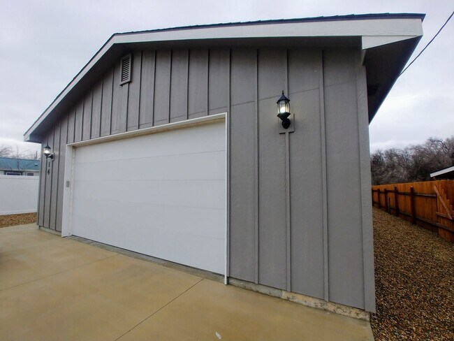 Building Photo - 3 Bedroom, 2 Bathroom Updated Home in Home...
