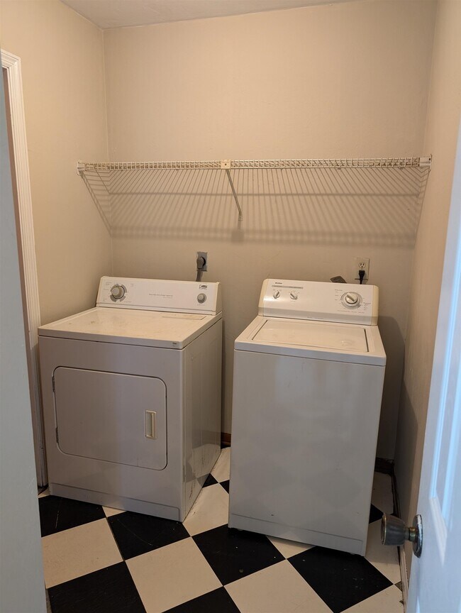 Building Photo - 2035 Continental Ave