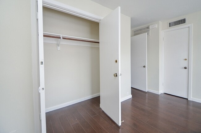 Building Photo - 2121 Fountain View Dr