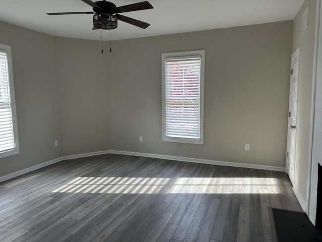 Building Photo - 218 College St