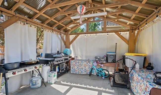 Building Photo - Updated Kent home with outstanding backyard