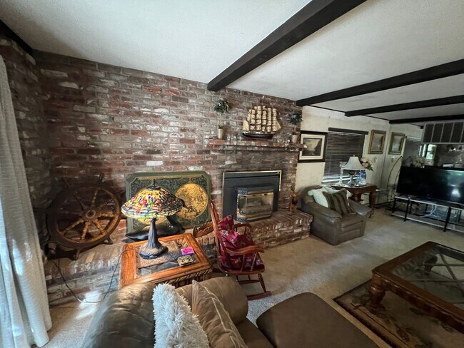 Building Photo - Large furnished 4 bedroom home with 2 car ...