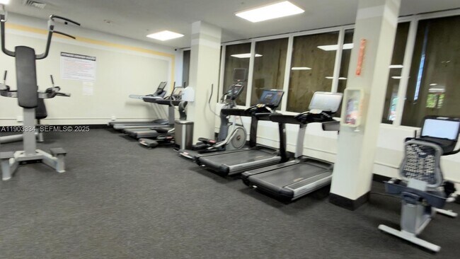 Building Photo - 400 Kings Point Dr