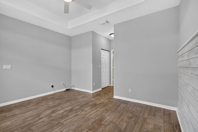 Building Photo - "Charming 2 Bed plus Den, 2-Bath Townhouse with 1500 Sq Ft of Comfort in Greenacres!"