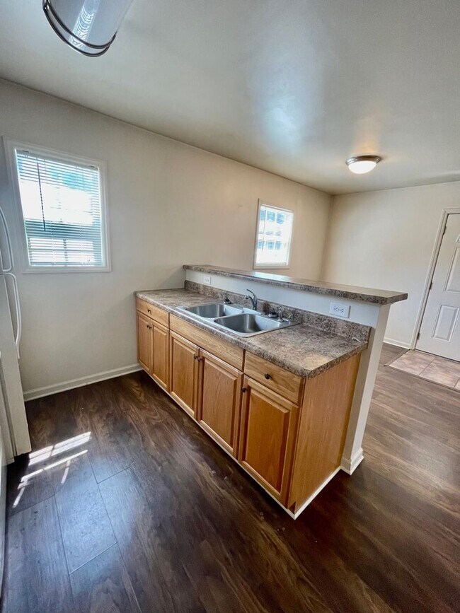 Building Photo - 1 Bedroom 1 Bath Duplex Cute and charming area in the heart of Huntersville... perfect for single...