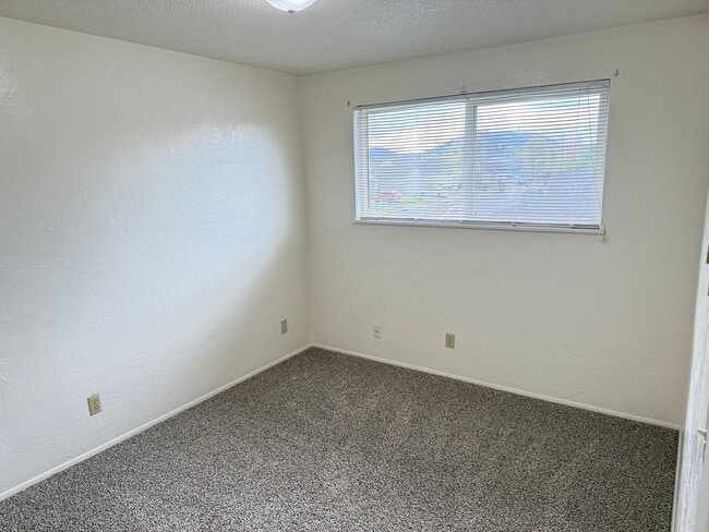 Building Photo - Updated 2 bedroom, 1 bath with garage!