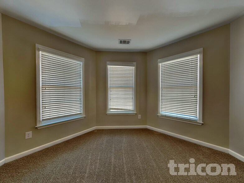 Building Photo - 1533 Country Wood Dr