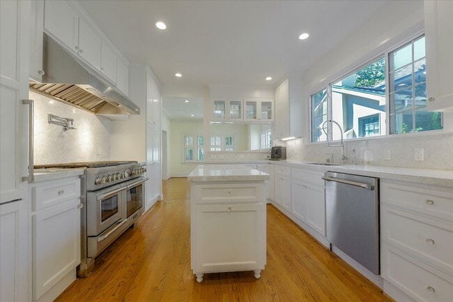 Building Photo - 1525 Cypress Ave