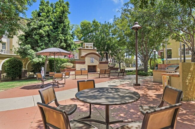 Building Photo - Act Fast: Charming Townhome in Central San...