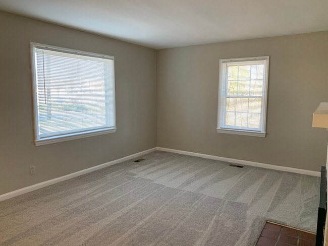 Building Photo - Four Seasons Area, 3 Bedrooms Plus Office, Fire Place, Convenient to Mall & Interstates.