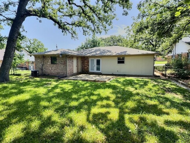 Building Photo - 111 E Doris Dr
