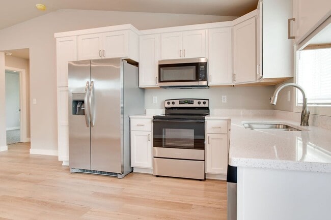 Building Photo - Modern 4-Bedroom Home in Moorhead