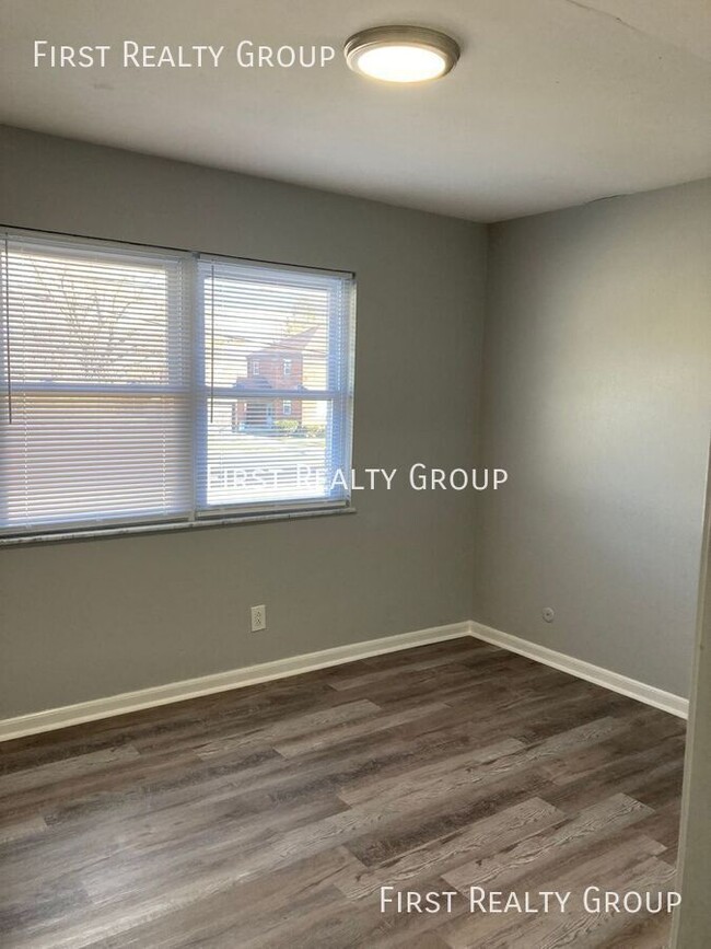 Building Photo - 2 Bedroom, 1 Bath Upstairs Apt for Rent. M...