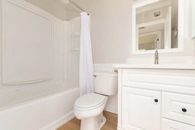 Building Photo - 232 E Leah Ln