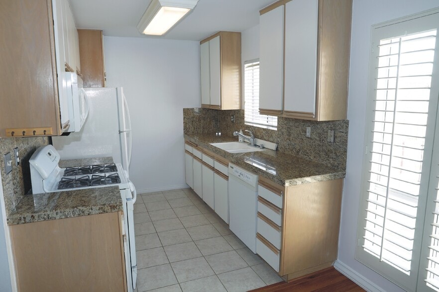 Building Photo - 9927 Independence Ave