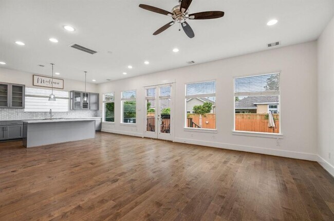 Building Photo - 406 Yale Oaks Ln