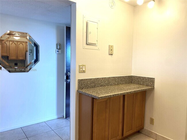 Building Photo - 2322 S Cypress Bend Dr