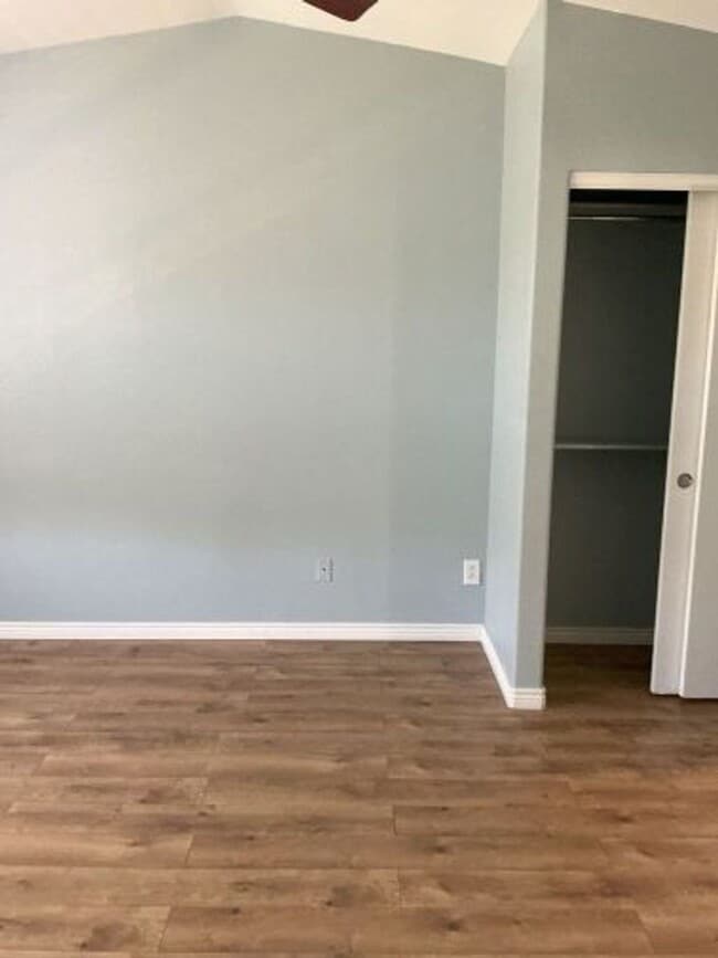 Building Photo - **Newly Upgraded Townhome**